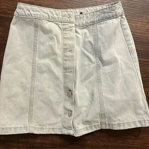 H&M Divided Women's Size 6 Light Wash Button Up Mini Jean Skirt - Picture 3 of 6